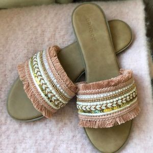 💕NWOT Bamboo Pink Fringe Sandal